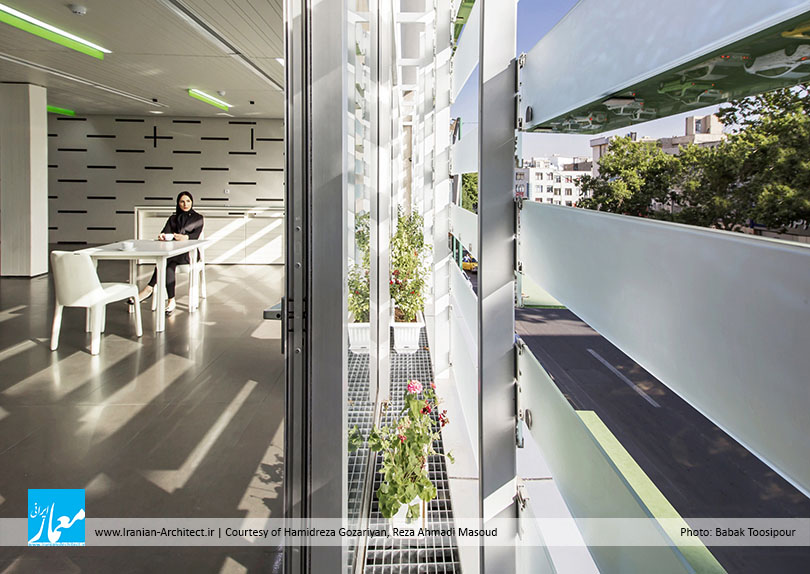 رستوران تارا / حمیدرضا گذریان، رضا احمدی مسعود