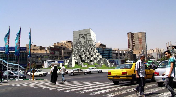 نماد حجمی میدان انقلاب تهران / علی قربانی